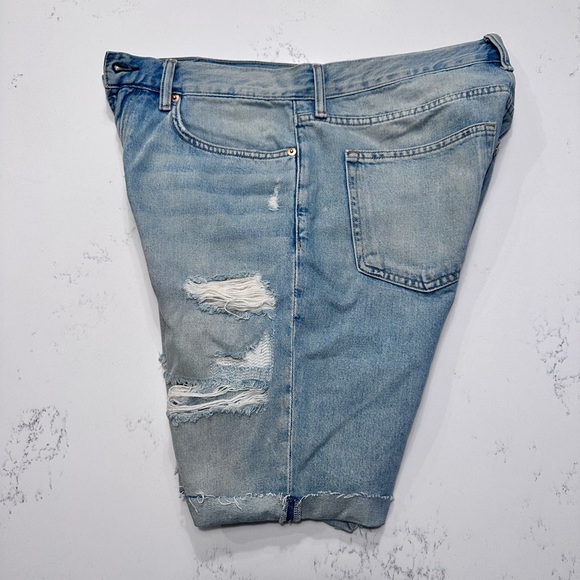 H&M regular fit distressed jean shorts - Picture 4 of 7